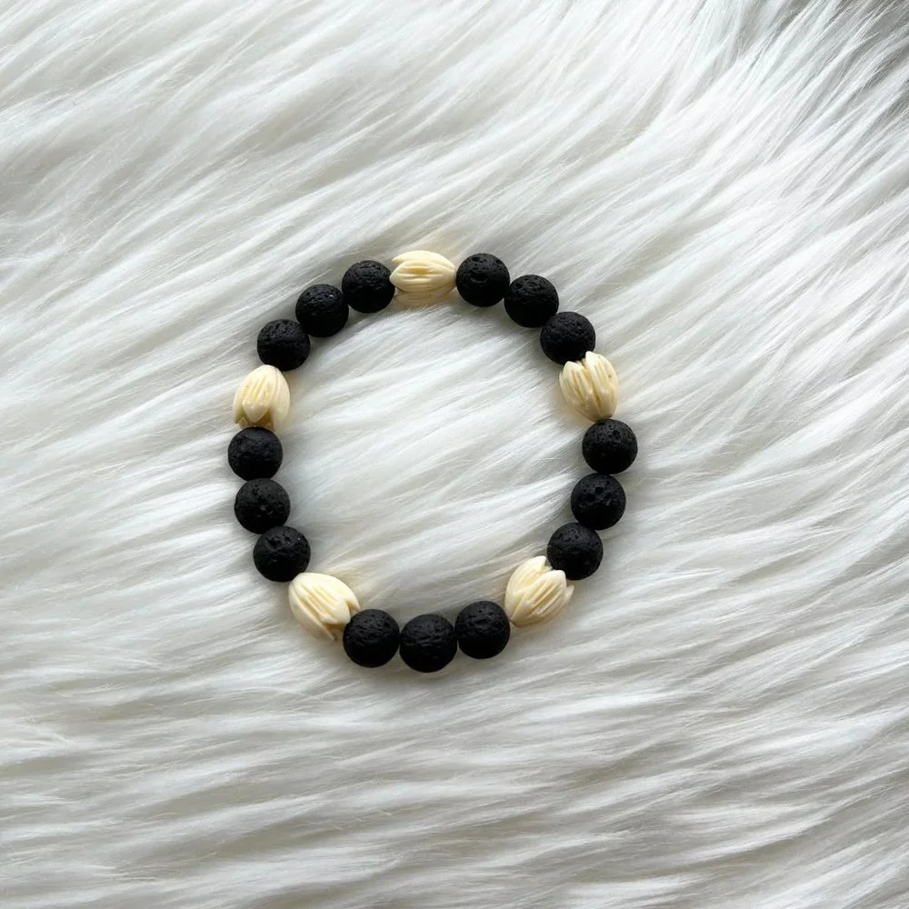 Hawaiian Pikake Flower Jasmine Flower Black Lava Rock Bead Stretchy Bracelet - Picture 1 of 2